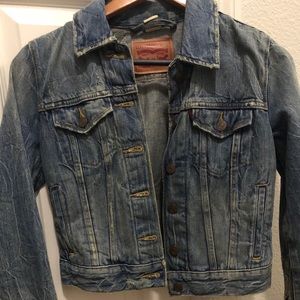 New condition , cropped Levis denim jacket
